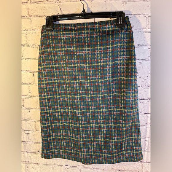 Urban Vibe. Ladies plaid skirt with pockets and split. Size Medium. - Picture 2 of 6